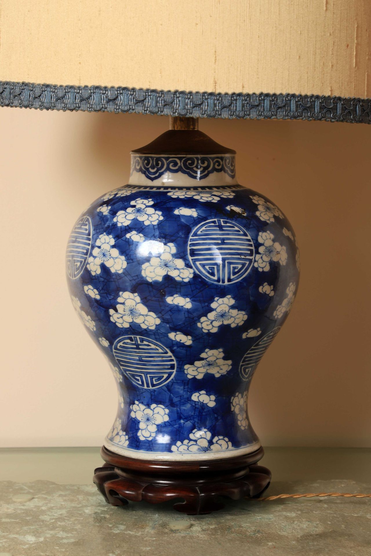 Null 中国瓷器花瓶，蓝底保留花。

在背景上有代表的是西格利特邮票。



中国，19世纪末

H.33厘米

很好地安装在一盏灯里。