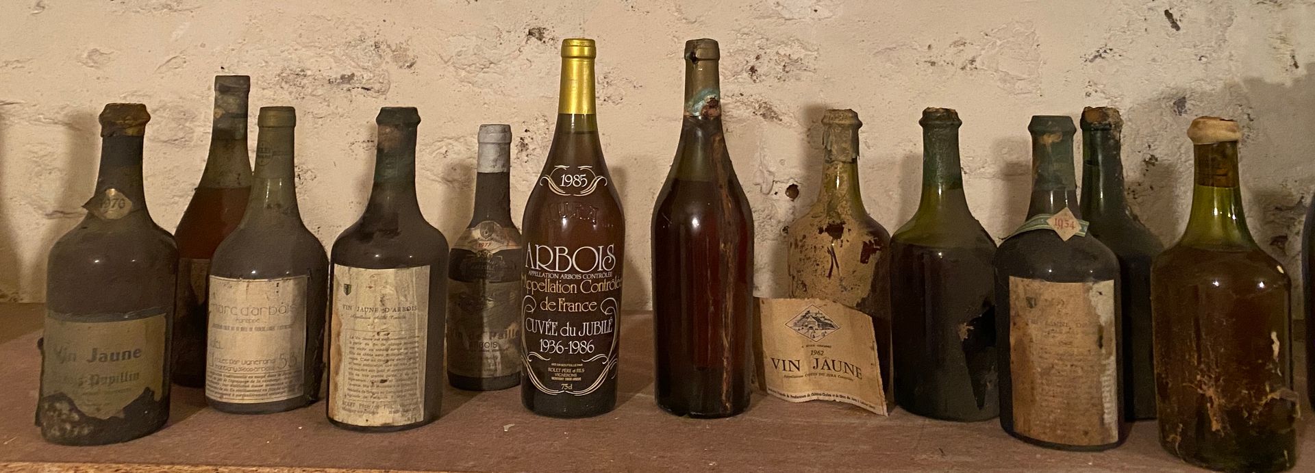 Null 14瓶从50年代到80年代的JURA葡萄酒和EAUX de VIE，按原样出售。

1瓶1977年的帕伊尔葡萄酒--拉芬特酒庄，1瓶1976年的黄葡萄&hellip;