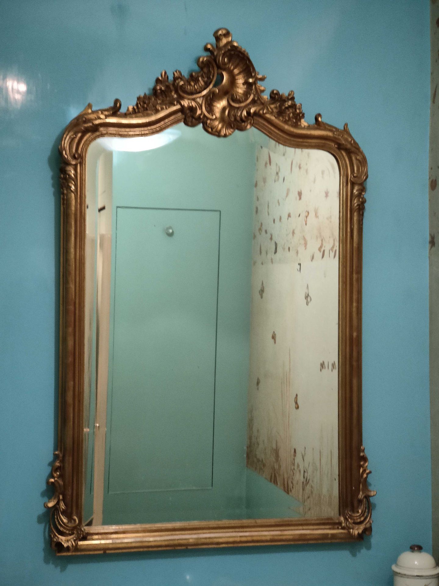 Null BEVELLED MIRROR IN A GILDED STUCCO FRAME 



Rocaille decoration on the top&hellip;
