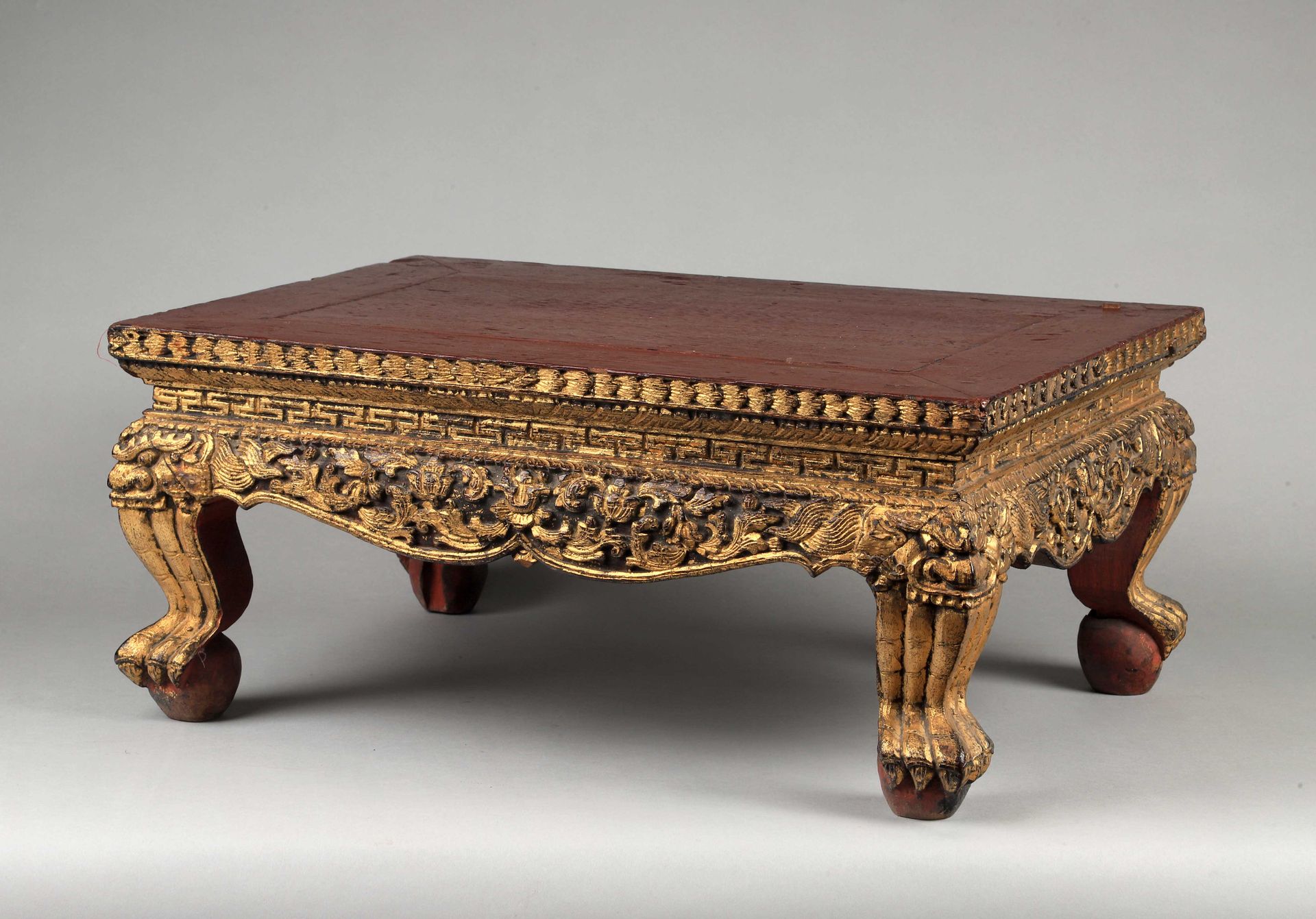 Null 长方形小凳，凸脚，部分镀金和牛血色



中国，19世纪末



H.20厘米 宽48厘米 深33.5厘米