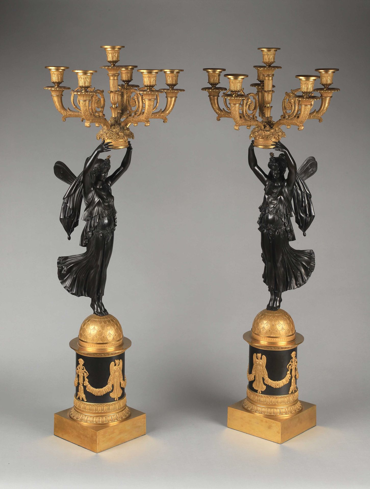 Null PAIR OF IMPORTANT TORCHÈRES IN BRONZE WITH GILDED PATINA AND BRONZE WITH BL&hellip;