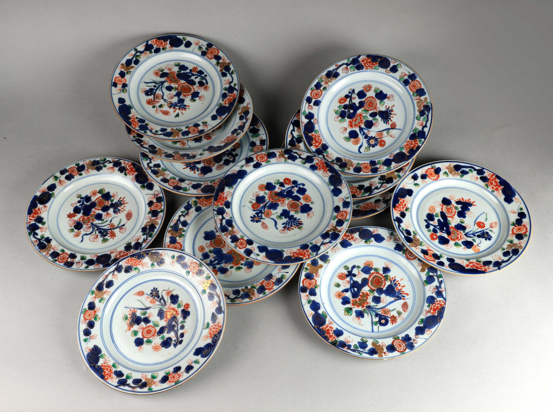 Null SUITE DE DOUZE PETITES ASSIETTE PLATES EN PORCELAINE DE CHINE DÉCOR IMARI 
&hellip;