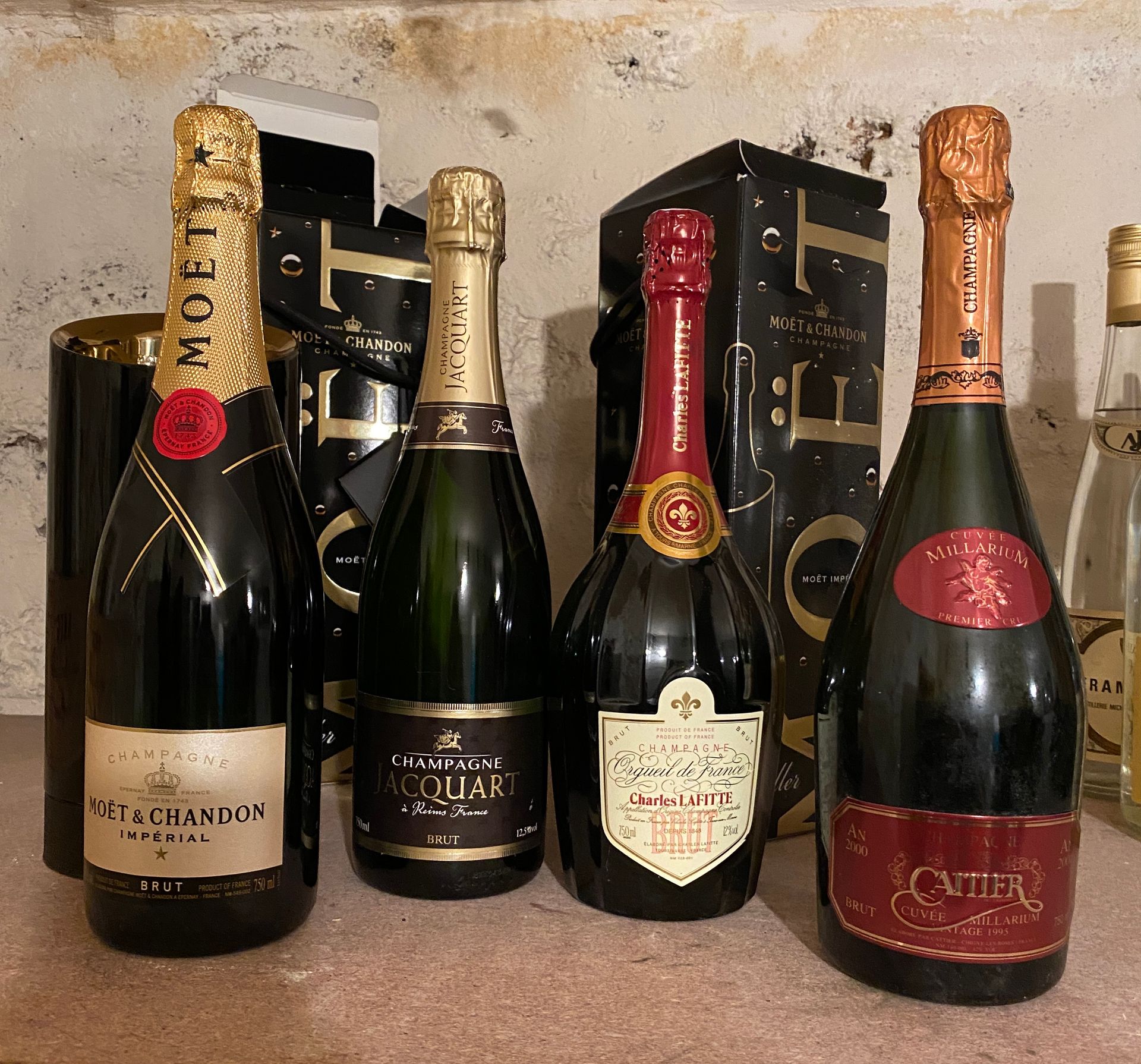 Null 5 bottles CHAMPAGNE DIVERS 2 MOET and CHANDON Imperial in cases and with a &hellip;