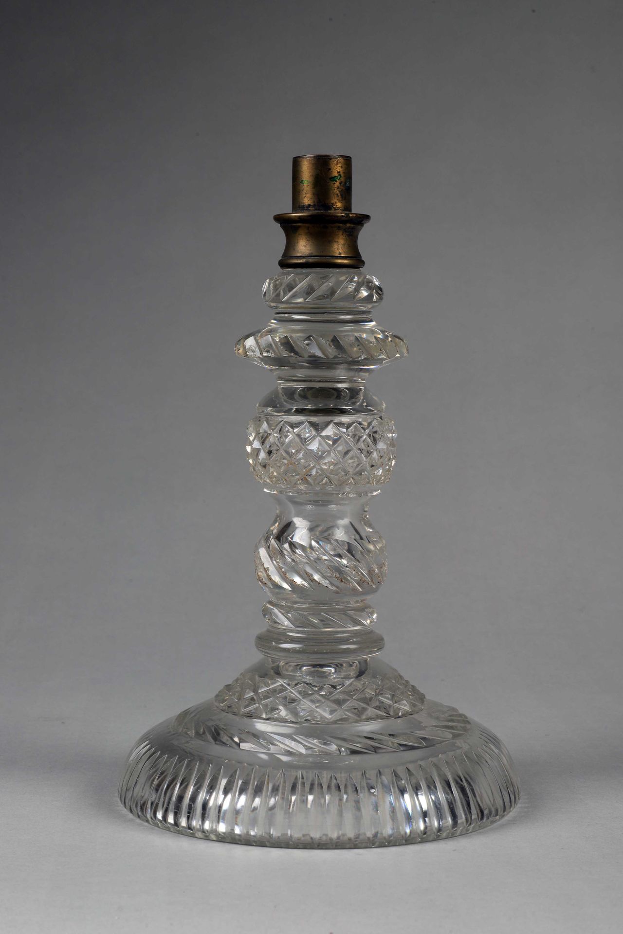 Null PIED DE LAMPE EN CRISTAL DE BOHÈME TAILLÉ



Vers 1880. 

H. 23,5 cm

Manqu&hellip;