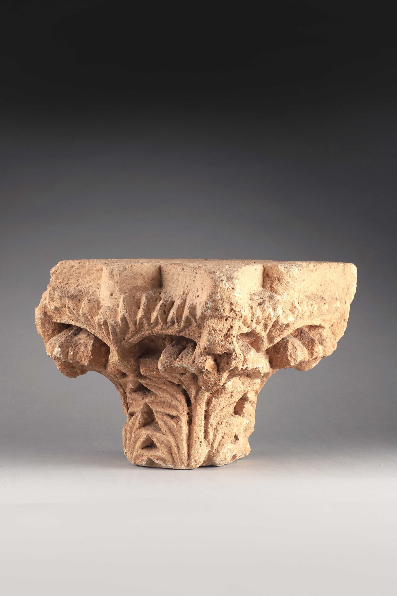 Null 石灰岩资本，带有风格化的植物装饰

东罗马艺术，3世纪-4世纪

H.26厘米

宽度：28厘米

可见的磨损、事故和丢失的部件



出处：皮埃尔-&hellip;
