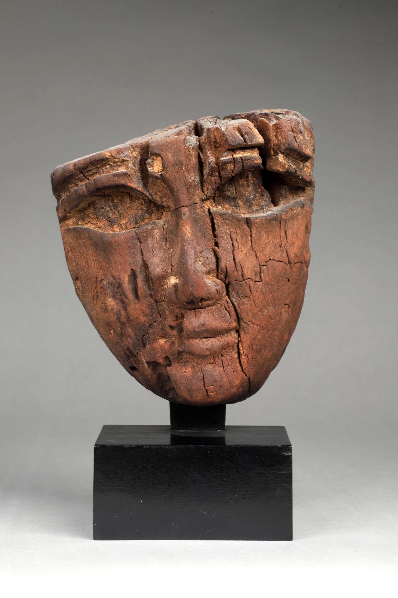 Null 木制石棺面具

埃及，托勒密时期（约公元前300年）

H.15厘米

磨损和撕裂

附有开罗J.KHAWAN公司画廊的证书，1952年以前



出&hellip;