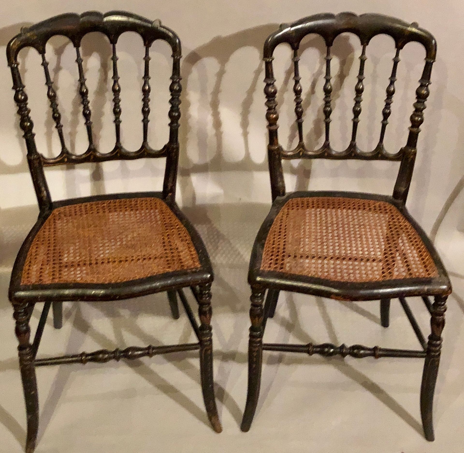 Null 一对黑漆拱形椅腿的木制椅子。 



背部有四根主轴和藤条座椅。

约1880年。



H.85厘米 宽40厘米