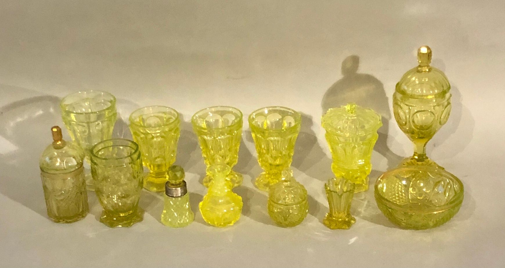 Null 一批13件黄色玻璃制品(我们的)模制的



五个杯子，一个小酒杯，一个带盖的小香水瓶，一个无盖的瓶子，一个圆形的厕所瓶，一个小盖锅和一个圆碗，一个有&hellip;