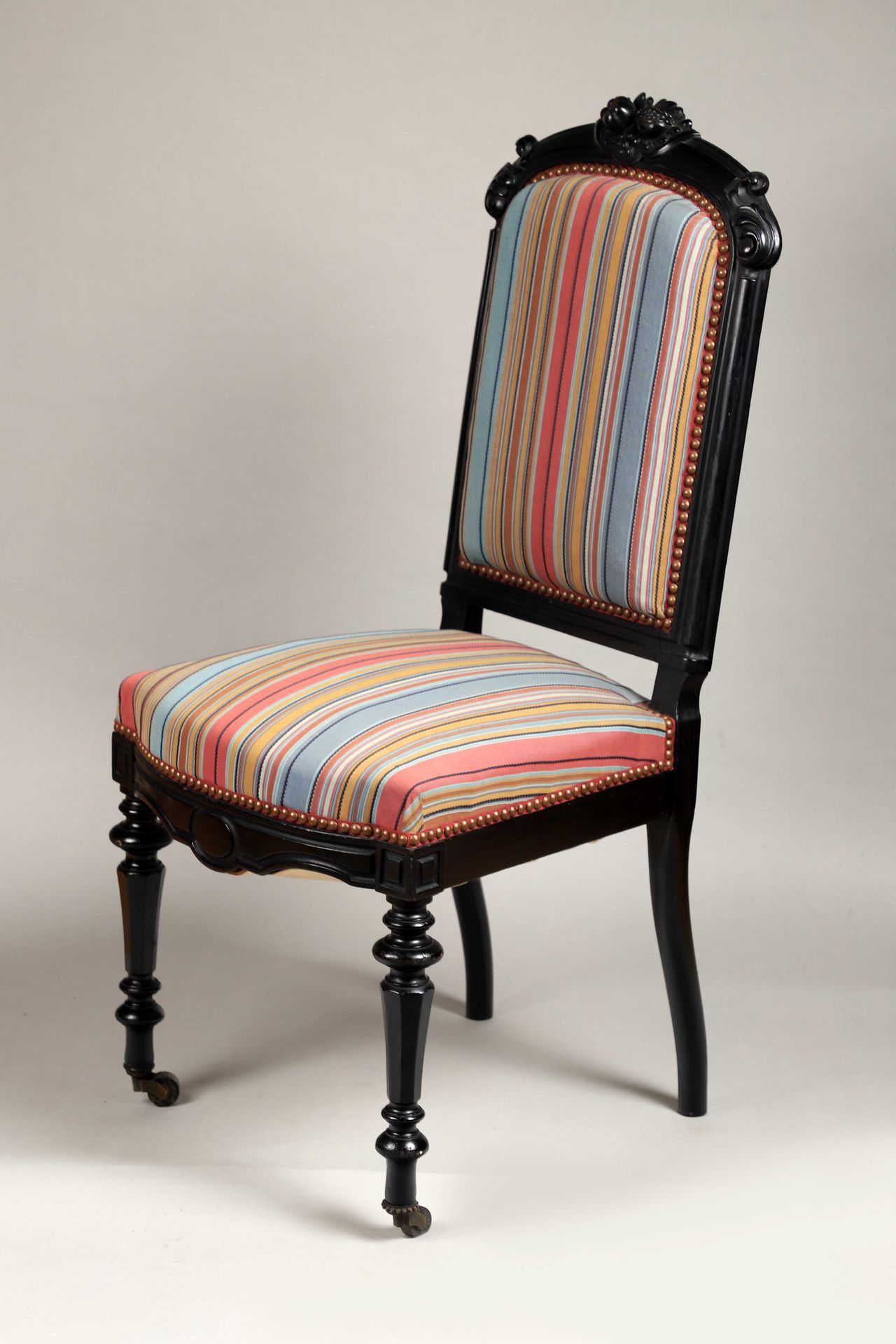 Null THREE CHAIRS IN TURNED AND CARVED WOOD, BLACK LACQUERED 



The front legs &hellip;