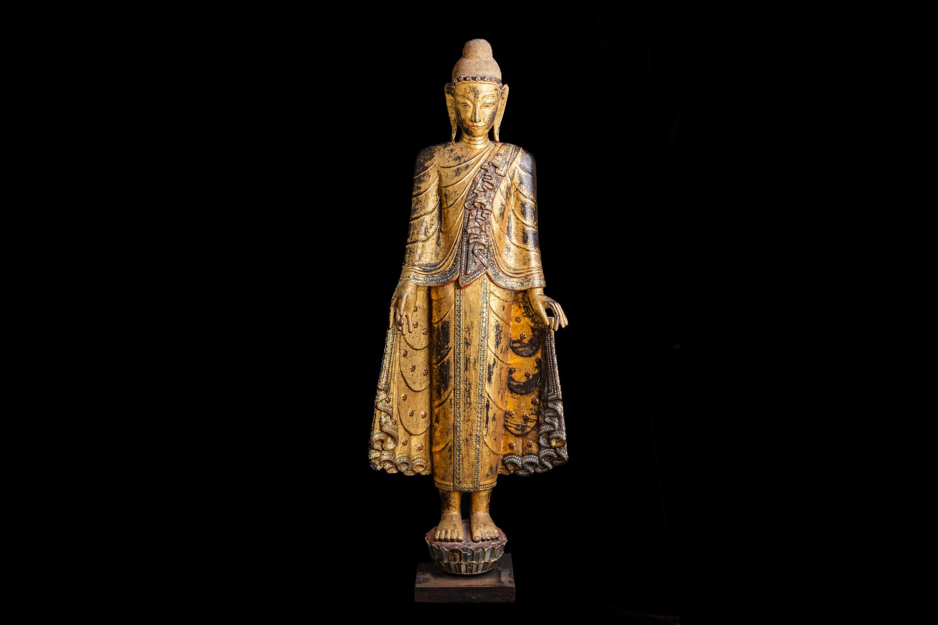 Importante statue en bois laqué et doré, et incrustations de verroteries, représ&hellip;