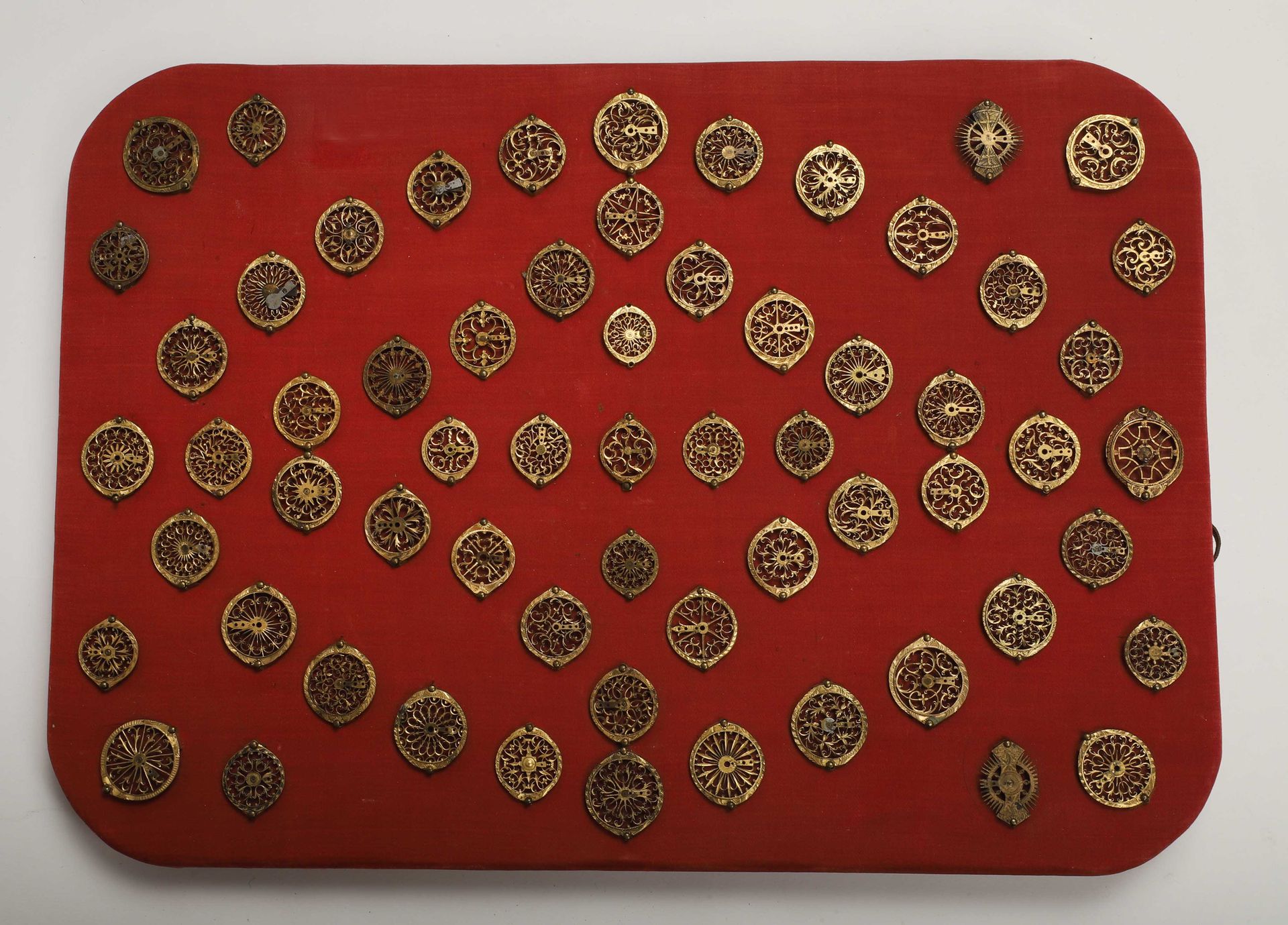 Null Soixante-quinze coqs de montre français montés sur une plaque en bois recou&hellip;
