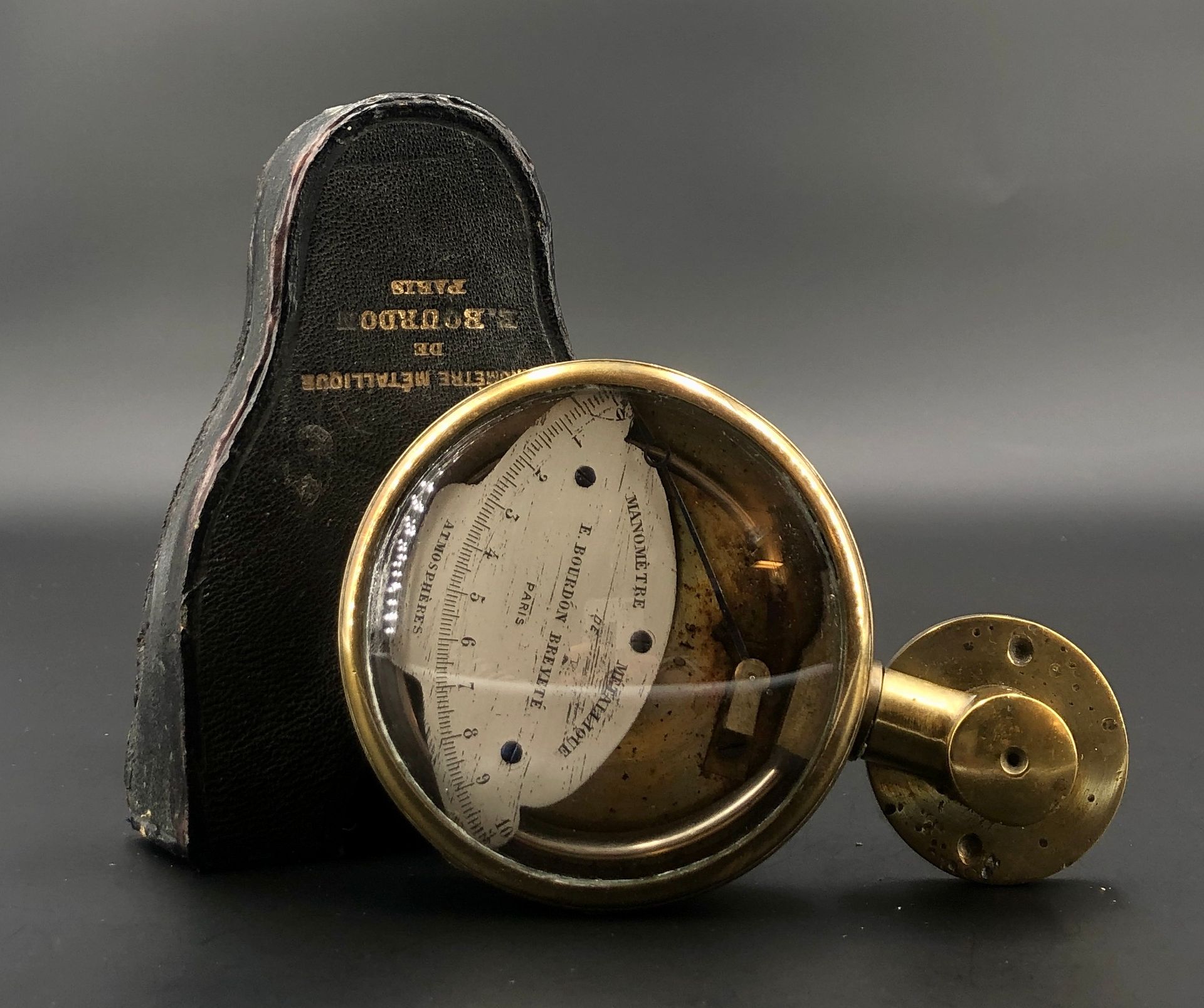 Null Un manomètre métallique de E. Bourdon breveté Paris N° 910 en laiton avec c&hellip;