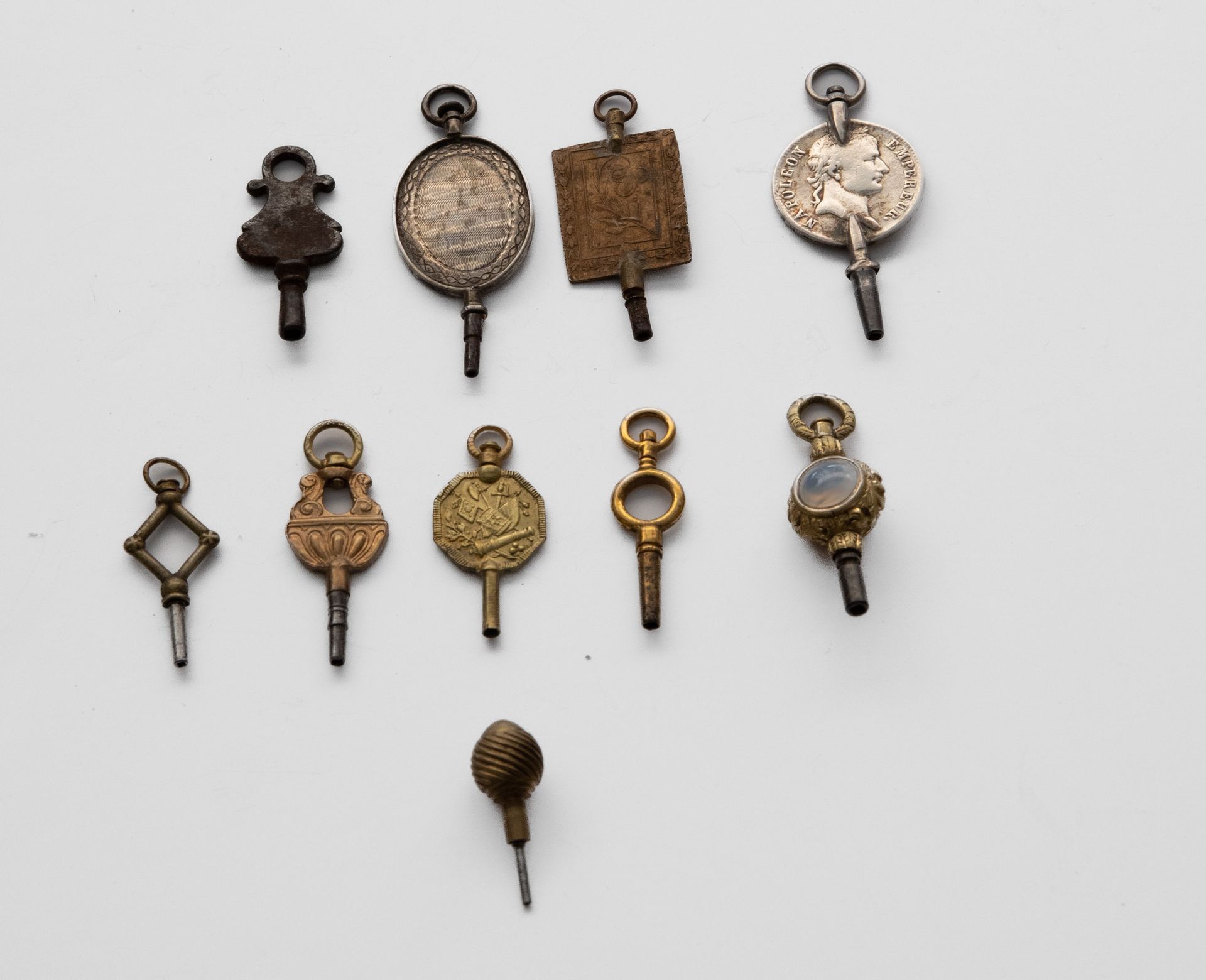 Null Dix clés diverses (serties de pierre, plaques).