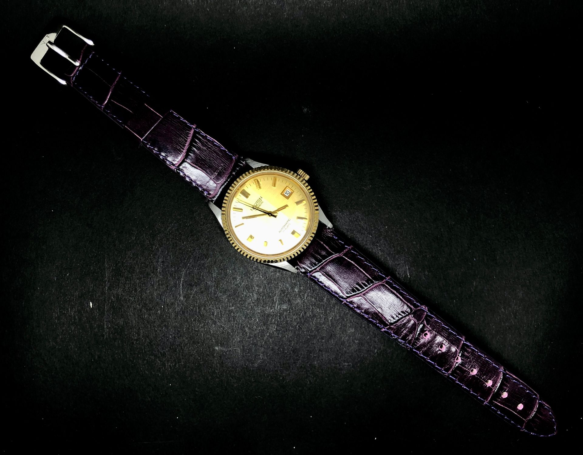 Null Montre-bracelet d’homme automatique à quantième en acier de la marque ‘Newt&hellip;