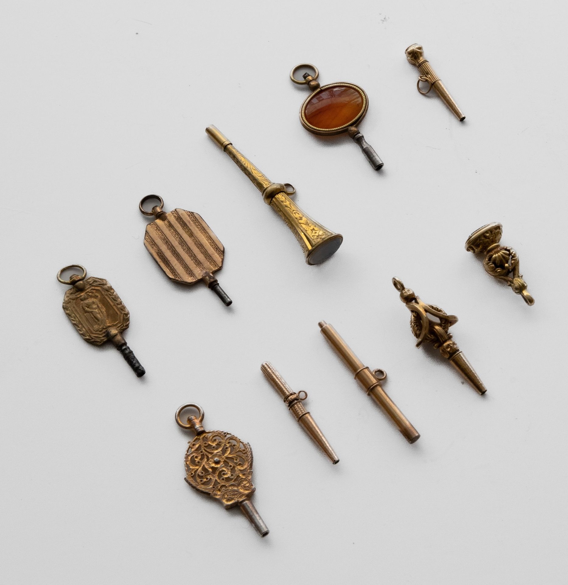 Null Dix clés en or (plaques, torsadées, coq, cylindre, serties de pierre). Pb. &hellip;