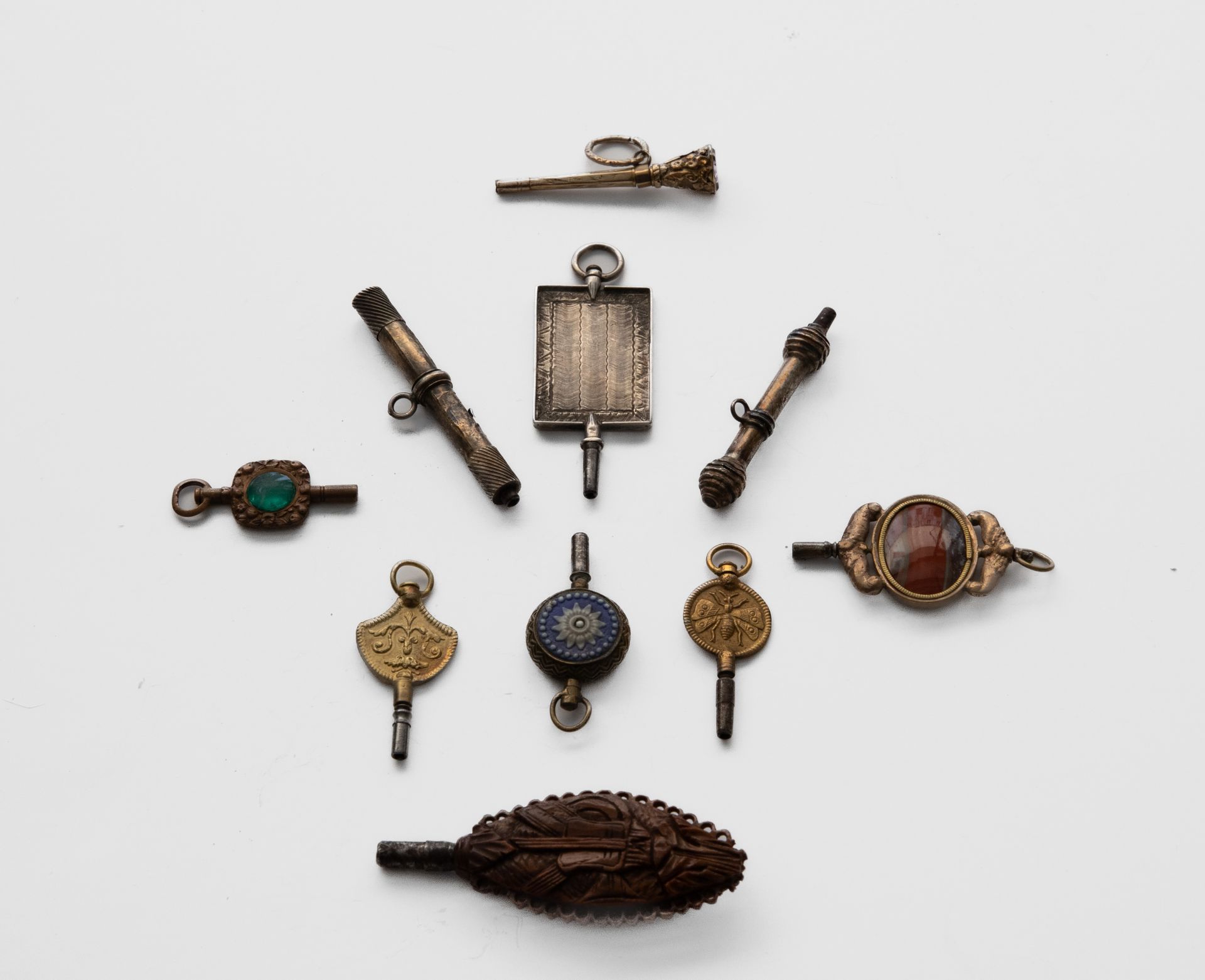 Null Dix clés diverses (serties de pierre, émaillées, bois, cylindre, plaques).