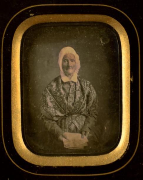 Null Daguerréotype. Portrait de femme en costume régional, vers 1850. A vue 9 x &hellip;
