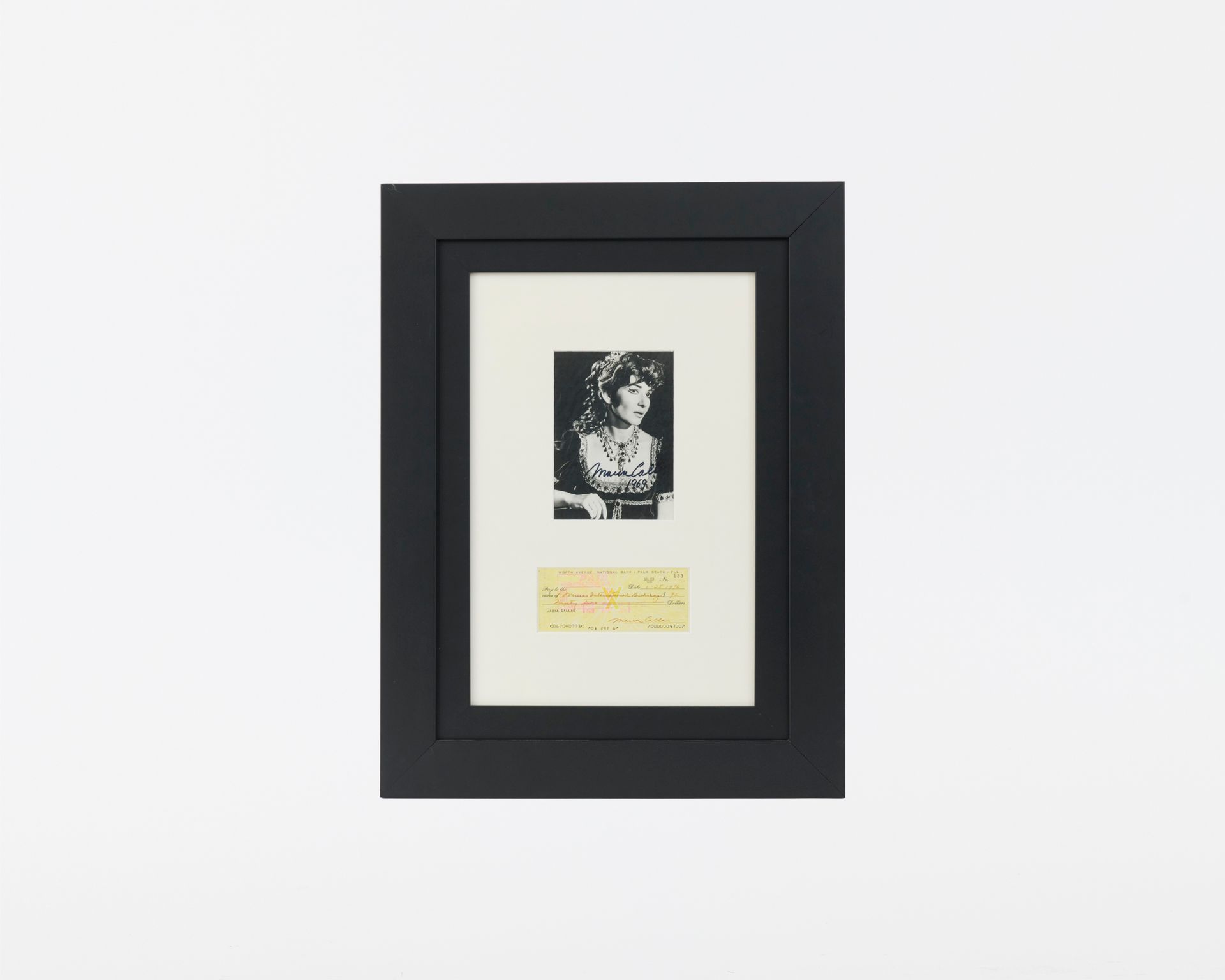 Null 玛丽亚-卡拉斯(主题)
一套两张的照片。
玛丽亚-卡拉斯的肖像。
摄影作品上印有
1969年的献词。
在视觉下，1976年的支票
"Worth Ave&hellip;
