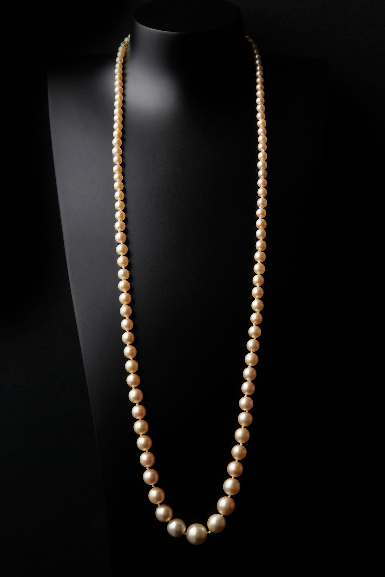Null Collar de 108 perlas finas en gota, adornado con un cierre de oro blanco 75&hellip;