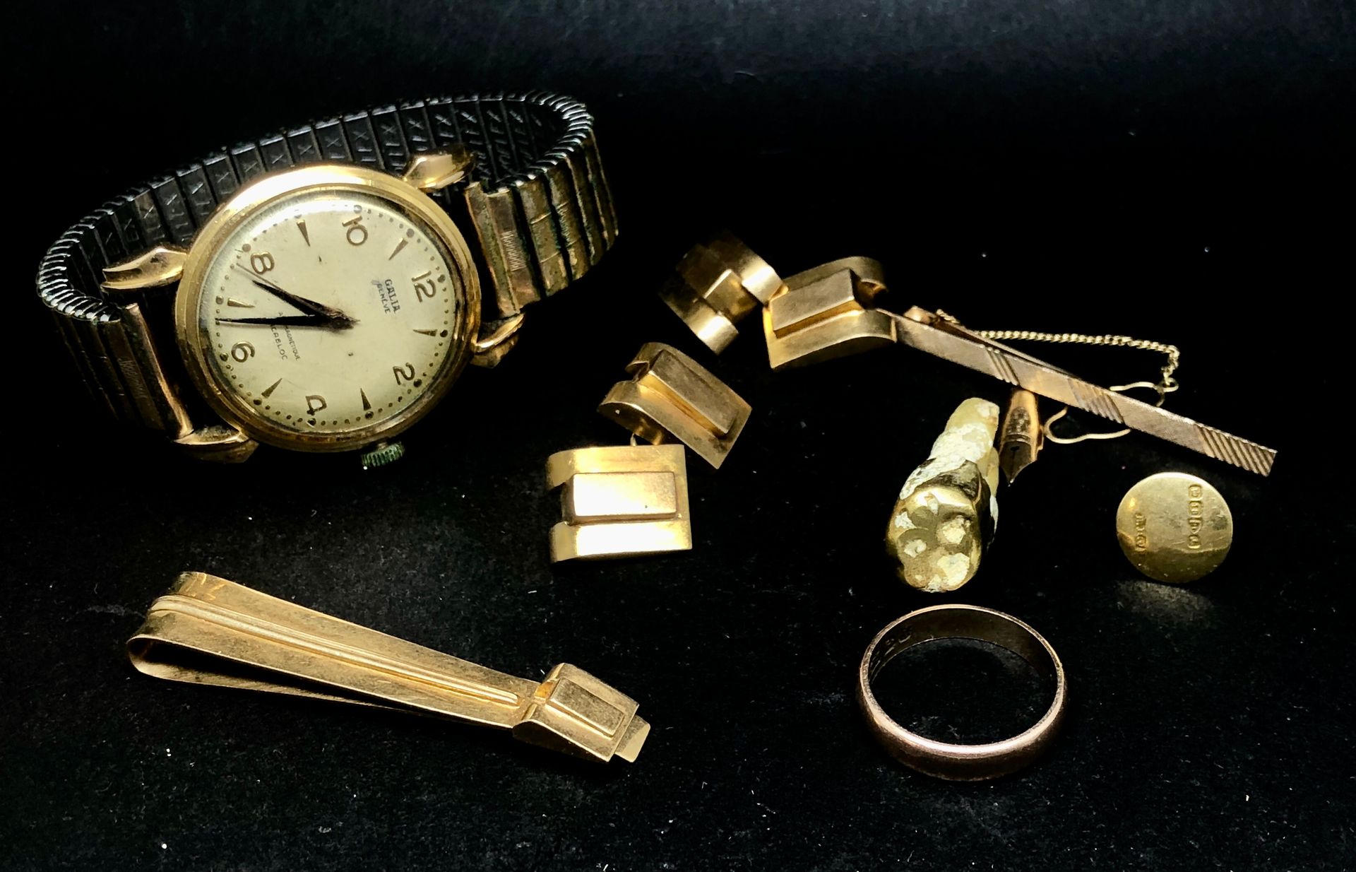 Null 一批价值 750°/°° 的黄金杂项，包括
1 只黄金腕表（表盘上刻有日内瓦 GALIA 字样）、1 只外国黄金结婚戒指、1 支笔尖、一枚别针、一颗牙&hellip;