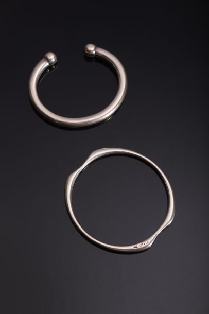 GEORG JENSEN 2 bracelets rigides en ARGENT 925°/°° dont un bracelet jonc.
Poids:&hellip;