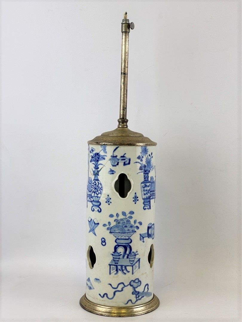 Null 中国青花瓷卷轴花瓶 镂空多叶几何造型，饰有 "百家姓"（花瓶、灯笼、水果......）（安装为灯，穿孔） 高: 28厘米