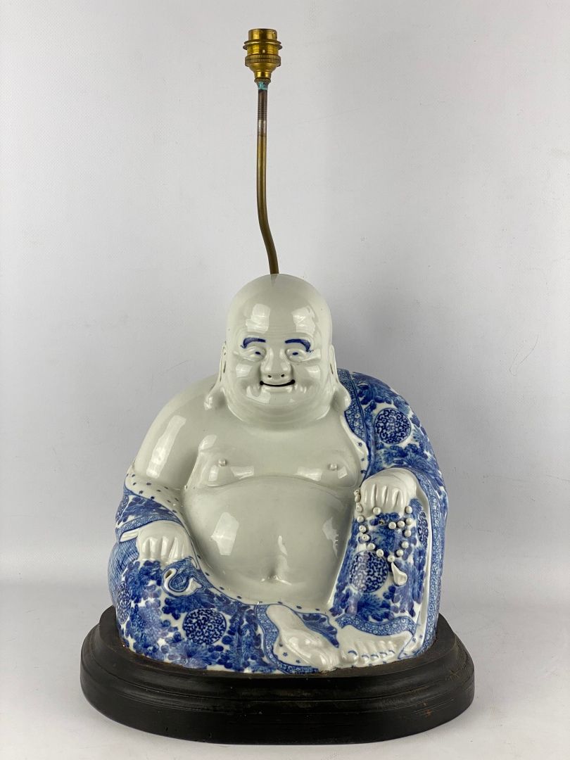 Null 大型青花瓷佛像 中国 描绘的是坐着的rajalalisana。拿着念珠的左手放在前面弯曲的右膝上。右手拿着床单放在左大腿上。(尺寸（含底座）：33 x&hellip;