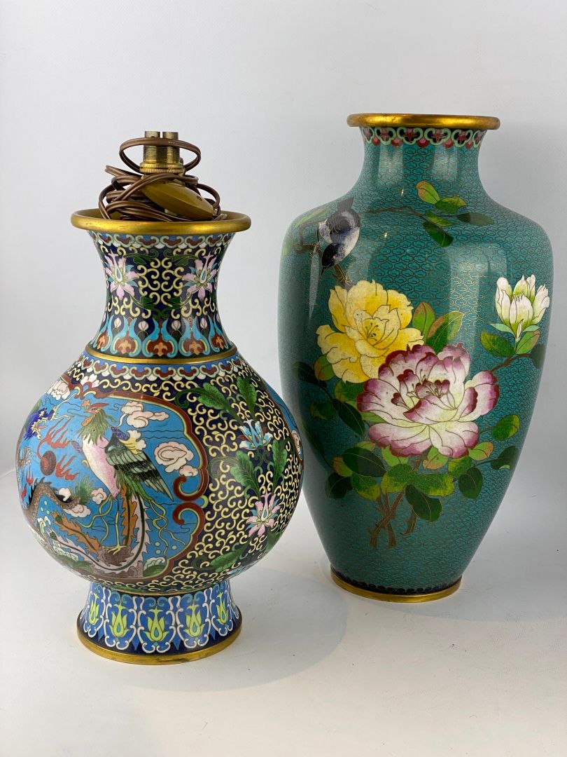 Null 一套两件（2）掐丝珐琅花瓶 中国，一件装饰有龙争虎斗的圣珠，背景是叶子和莲花。另一件是绿松石蓝色背景上的鸟和花的装饰。 (一个安装成灯) 高(最大的)&hellip;