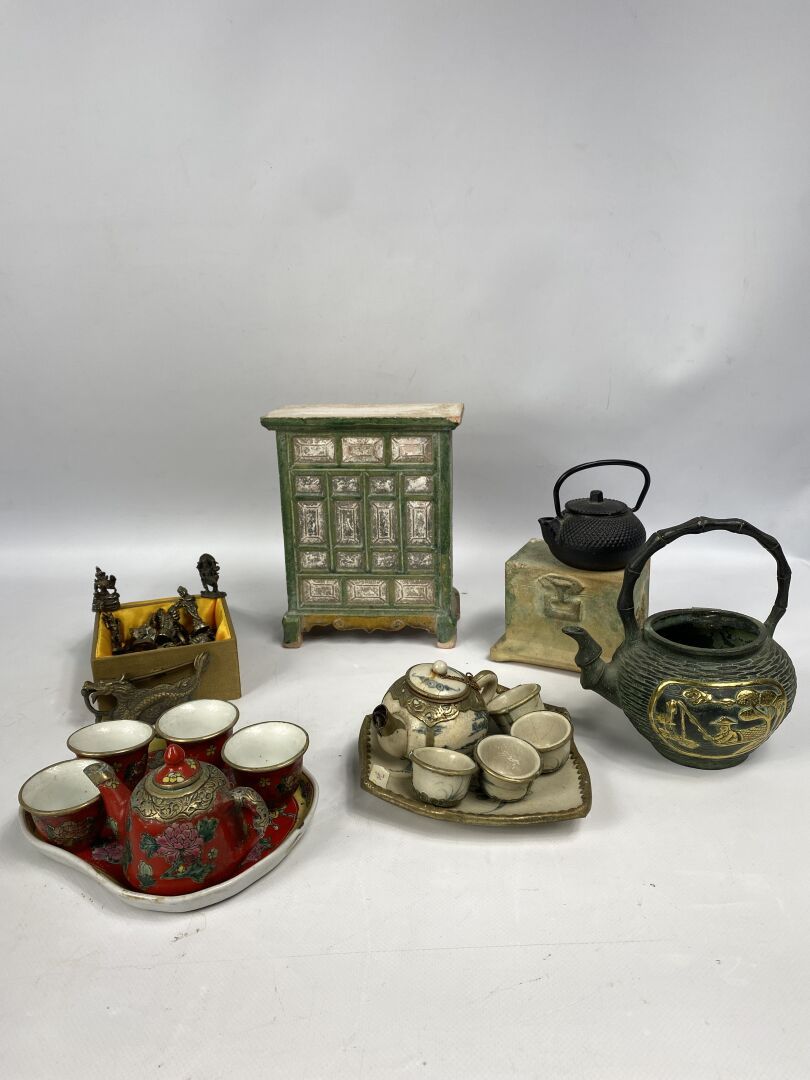 Null Lot comprenant deux théières en bronze, deux services à thé en céramique di&hellip;