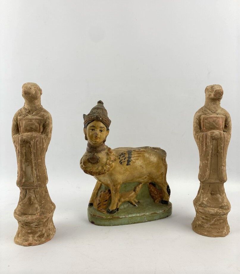 Null Paire de statuettes en terre cuite figurant une divinité à tête de vache et&hellip;