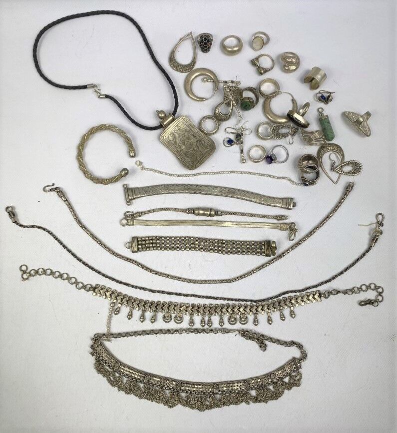 Null Fort lot de bijoux fantaisie en métal argenté ou bas titre comprenant des c&hellip;
