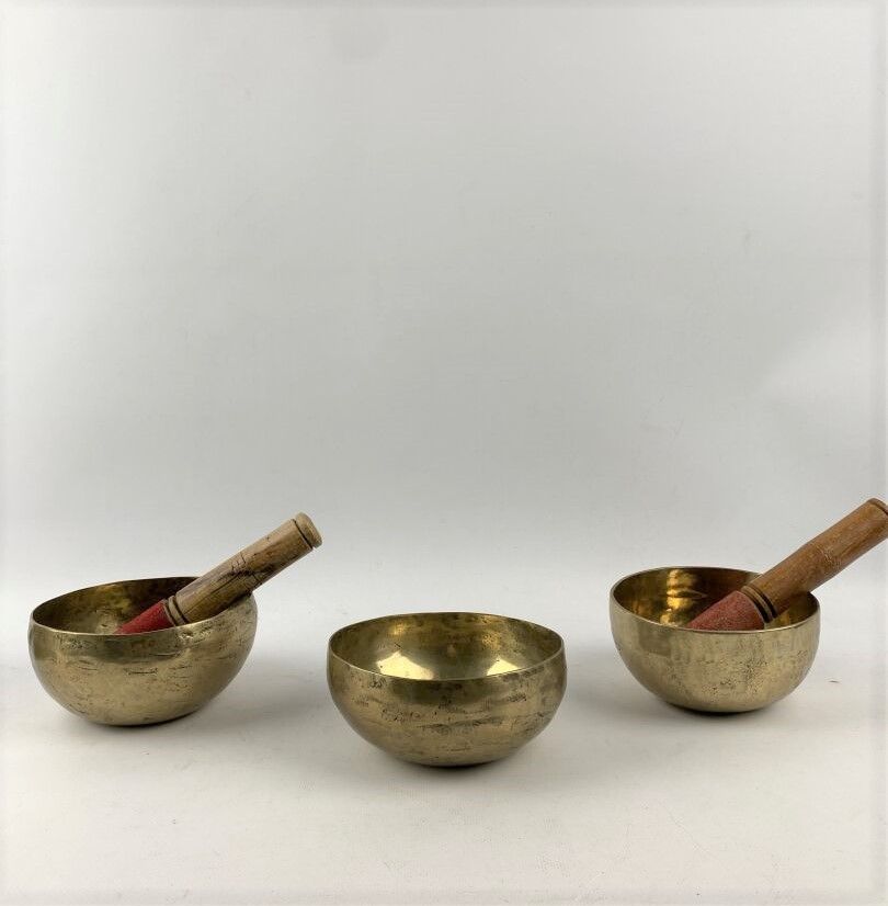 Null Lot de trois bols dits chantant en divers alliages cuivreux 

Tibet