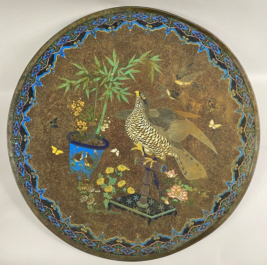 Null 日本

景泰蓝大盘子，上面有老鹰栖息和竹制花瓶

直径：61厘米

(变形、污垢、锈蚀)