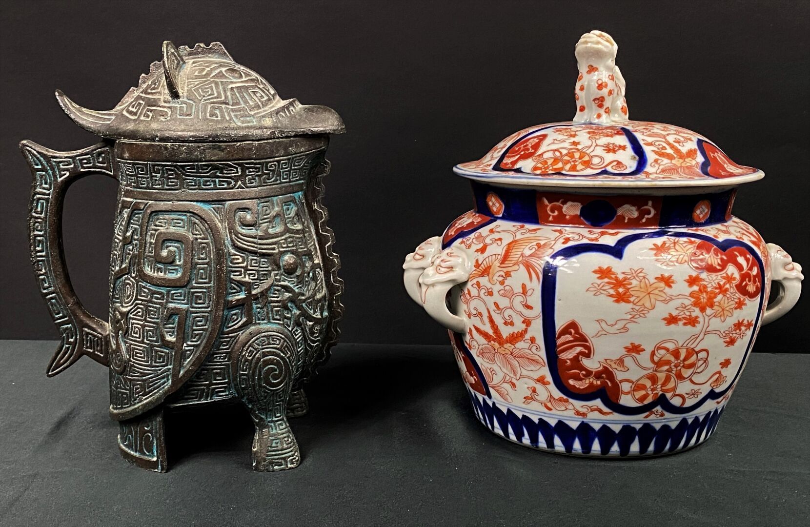 Null 日本，20世纪

带伊万里装饰的陶瓷盖罐

高：27厘米

一个古铜壶，20世纪

高：26厘米