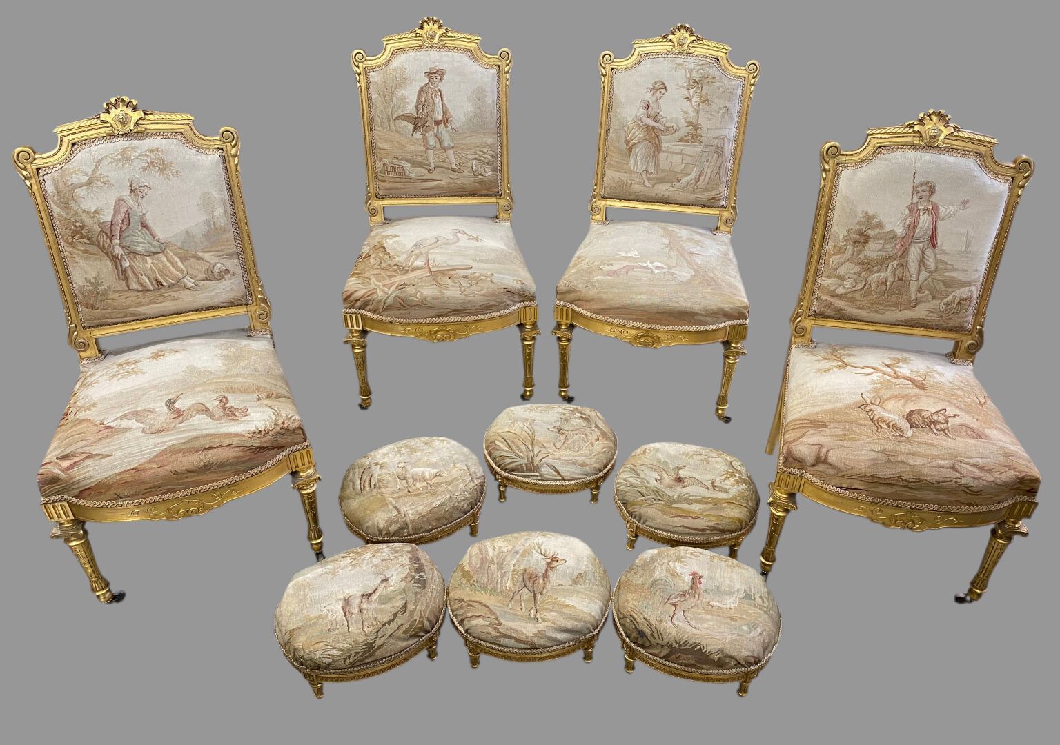 Null Suite de quatre chaises en bois doré mouluré et sculpté de frises de perles&hellip;