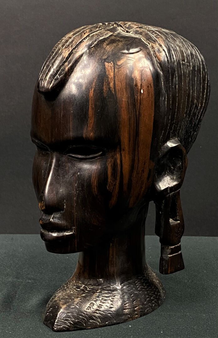 Null Arbeit aus dem 20.

Kopf einer Afrikanerin

Skulptur aus Ebenholz

H: 24 cm