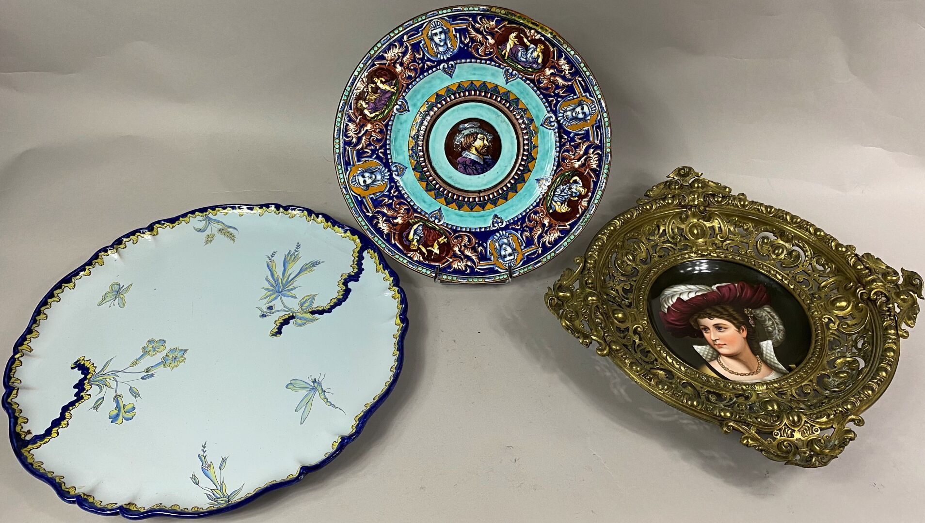 Null 一批陶瓷，包括一个Choisy le Roy彩瓷盘，上面装饰着亨利四世的轮廓，一个带有镂空鎏金铜框的toubadour风格的多色瓷盘，一套Gien彩瓷&hellip;