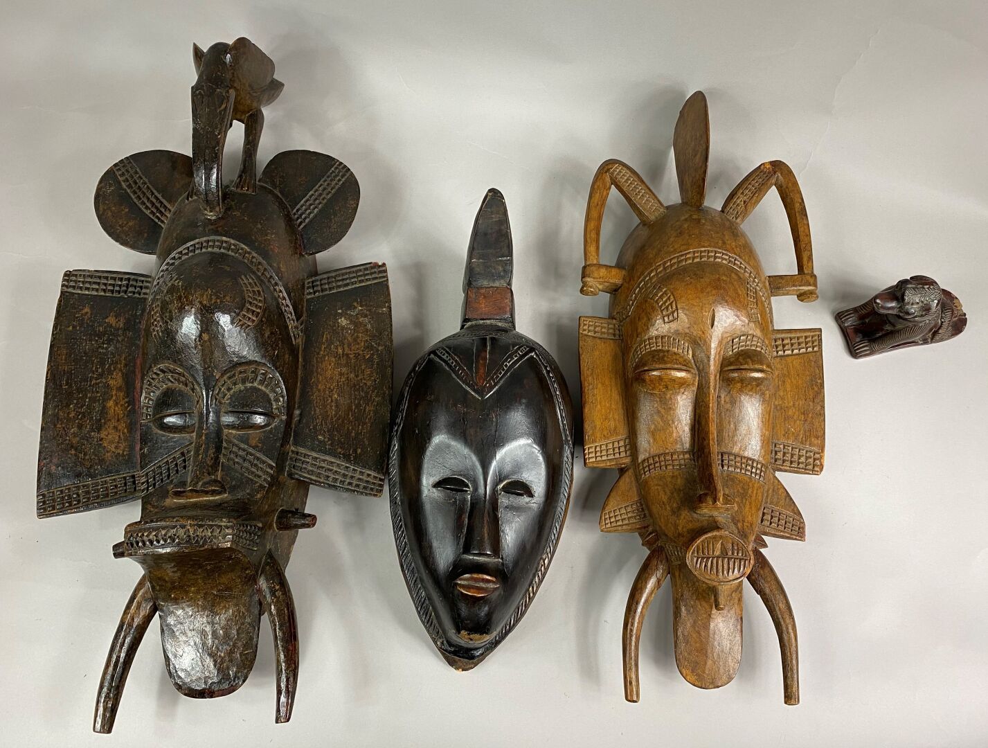 Null AFRIQUE

Lot de trois masques en bois sculpté 

L (le plus grand) : 61 cm 
&hellip;
