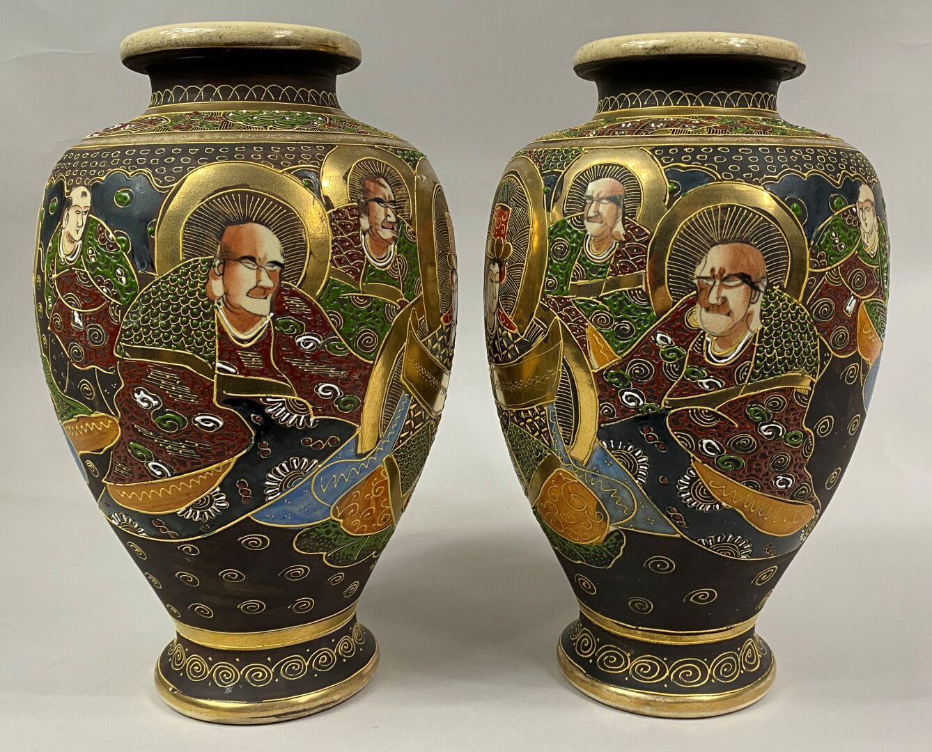 Null GIAPPONE, XX secolo 

Coppia di vasi a balaustro in terracotta Satsuma con &hellip;