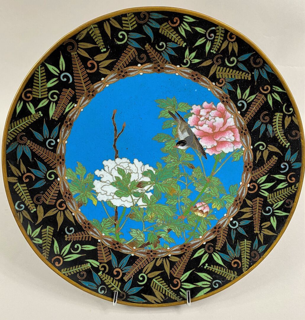 Null 中国，20世纪

多色掐丝珐琅圆盘，饰以蓝底鸟和花的图案

D : 30 cm