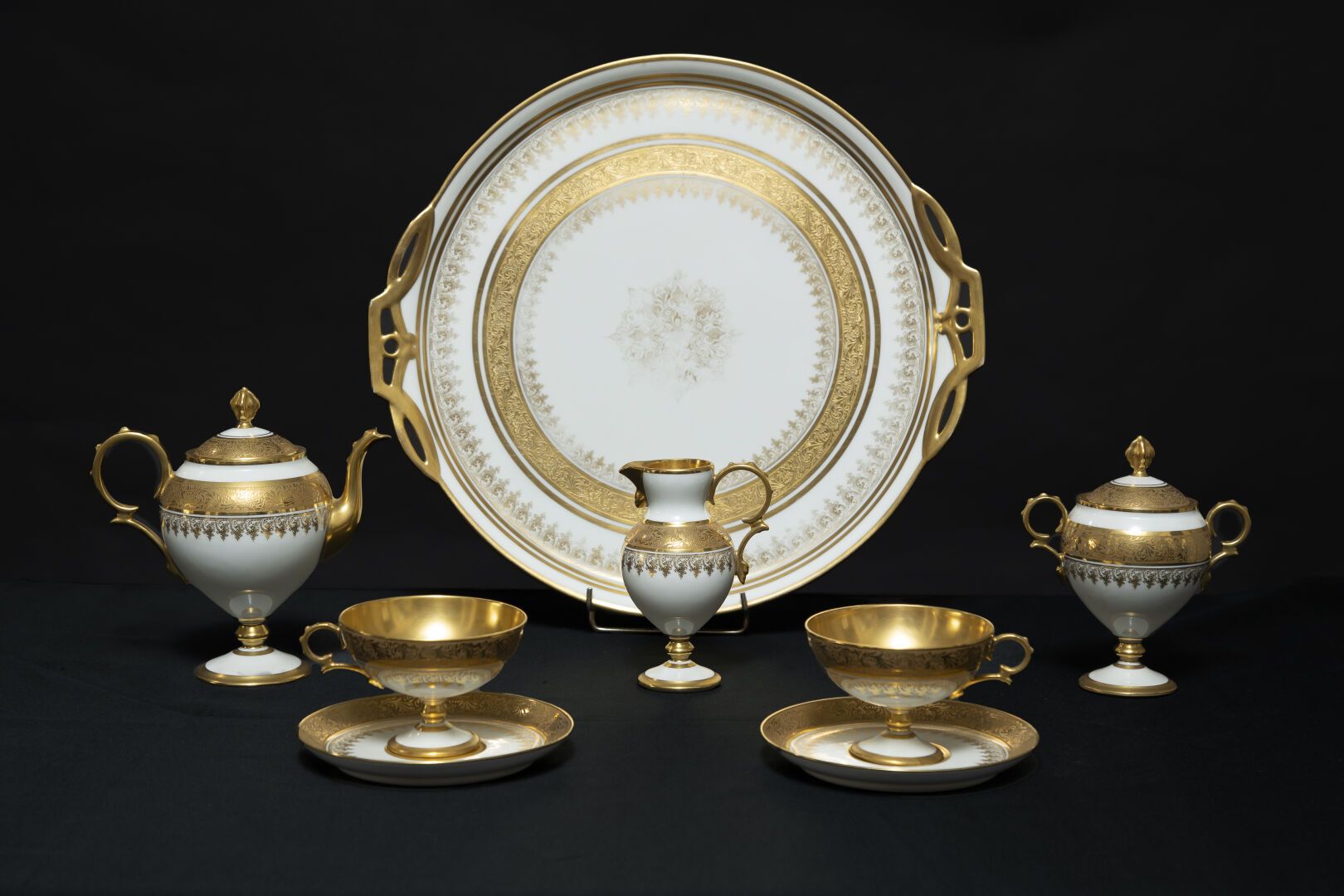 Null 利莫盖斯

从头到尾都是白色的瓷器，上面装饰着浮雕和卷叶，下面是镀金的网，包括：一个茶壶，一个牛奶壶，一个有盖的糖碗，两个底座上的杯子和茶碟。

配有&hellip;