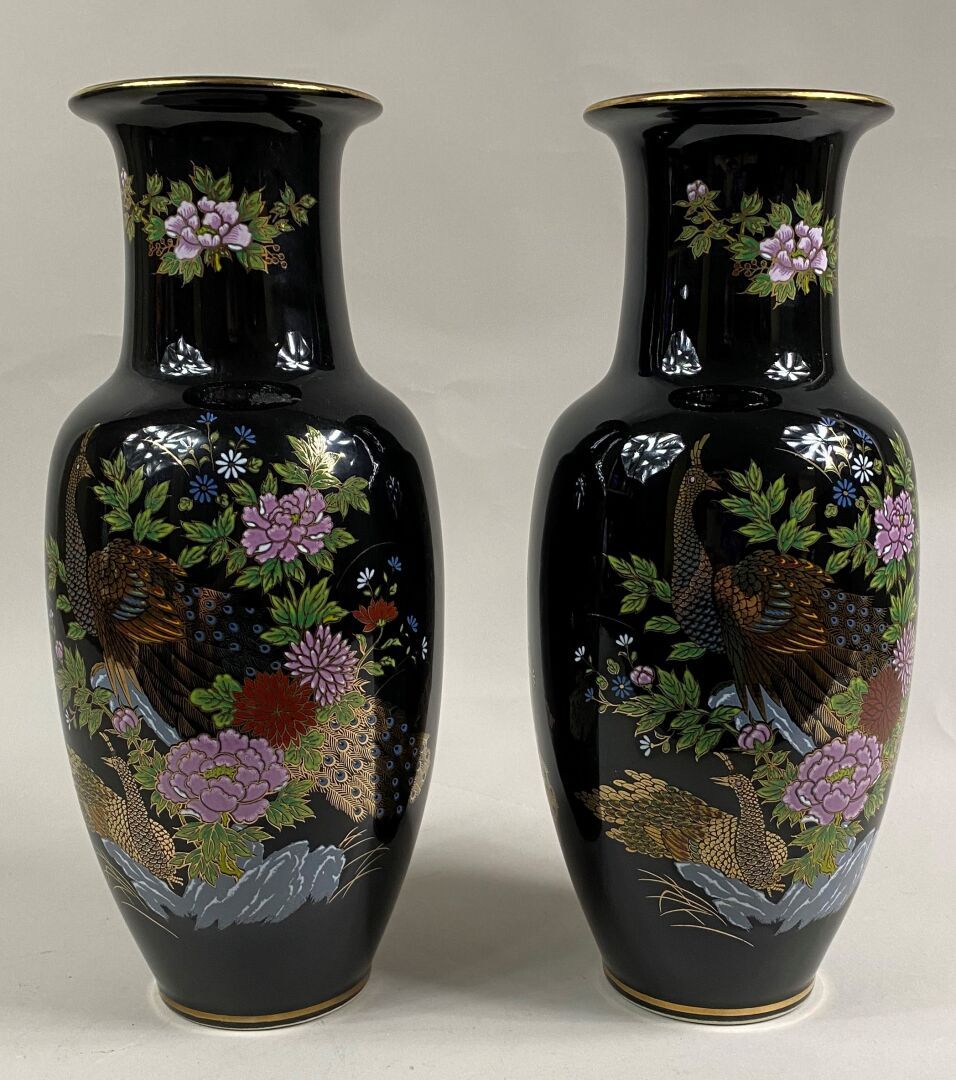 Null 日本，现代

一对古谷风格的柱形花瓶，黑底，装饰有孔雀与牡丹和鲜花的风格。

高：37厘米