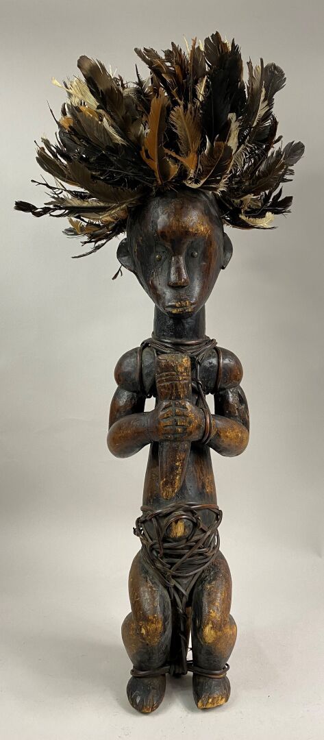 Null 在方氏风格中

站立的男子/监护人的木雕像，手里拿着一个东西，戴着羽毛头饰

高：72厘米

(磨损、破损)