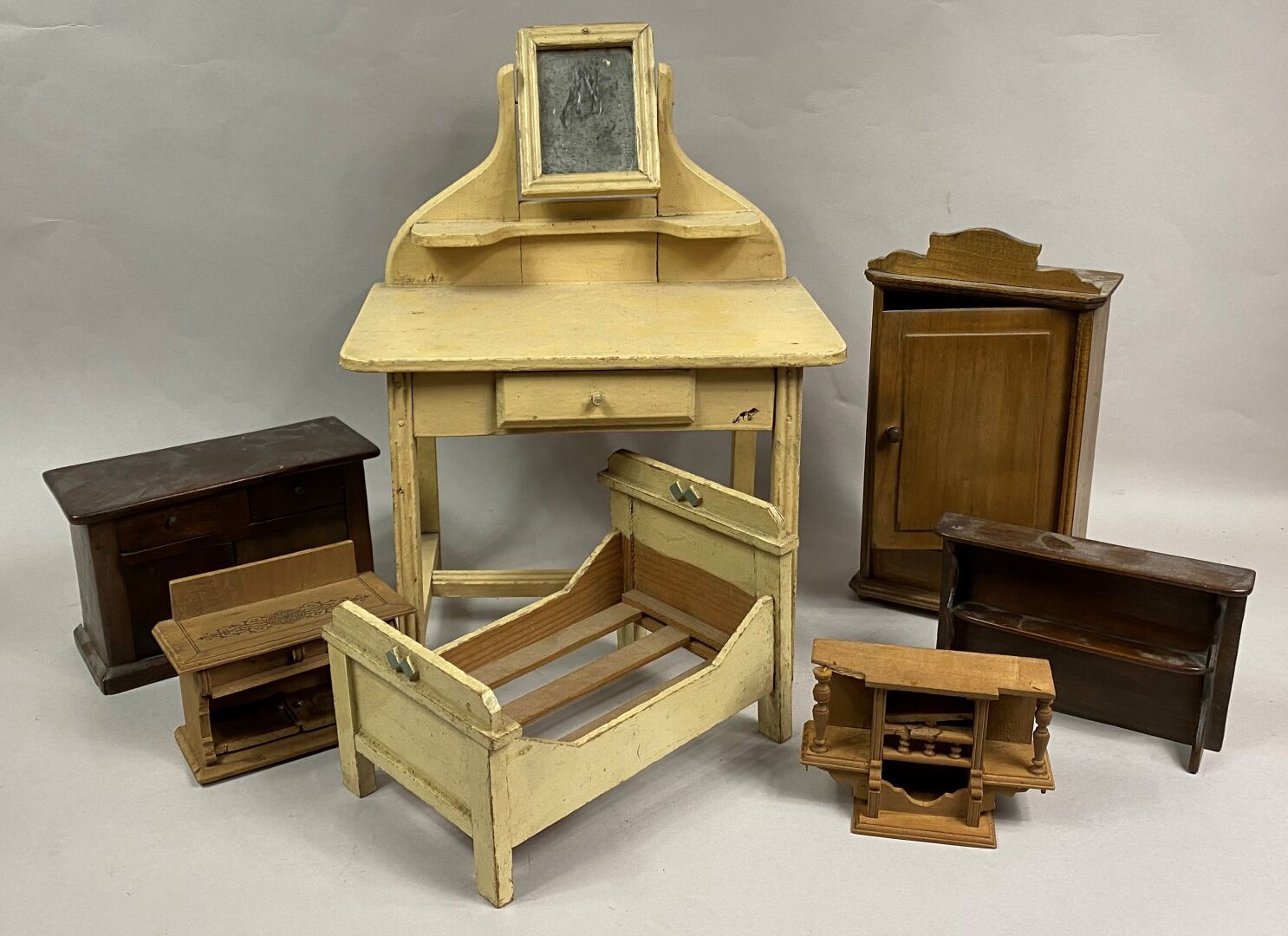 Null 一套天然和涂色的木制娃娃家具，包括一个梳妆台，一张床，一个衣柜和一个餐具柜。