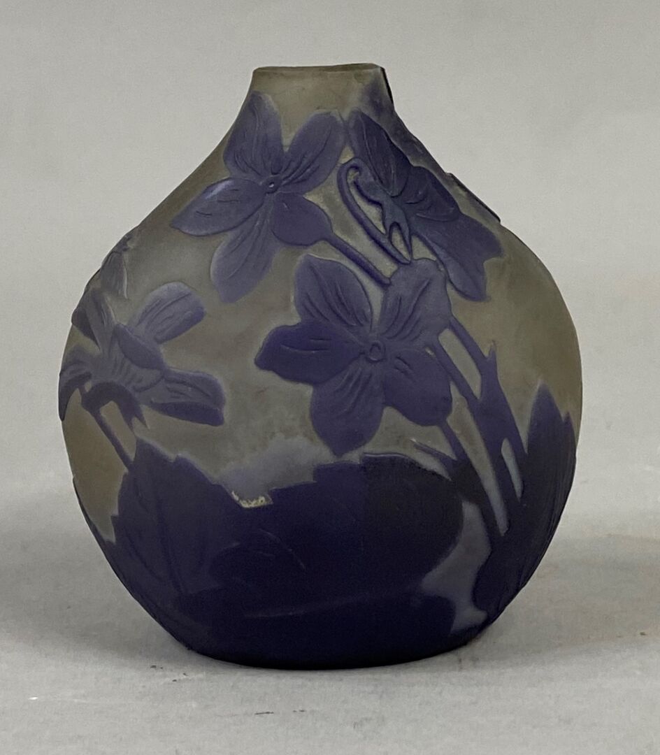 Null 机构GALLE

扁平体的小独角兽花瓶

内衬玻璃证明，灰色背景上的紫罗兰色调的花卉装饰

签署了一颗星

高：6.5厘米

(割颈)