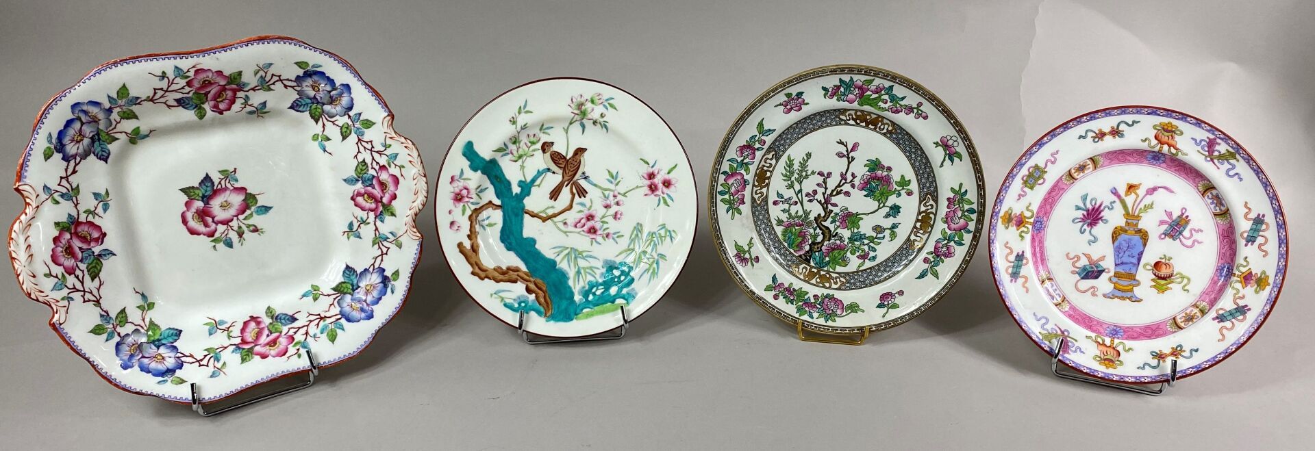 Null MINTON, England 

Set of three porcelain pieces including three plates and &hellip;