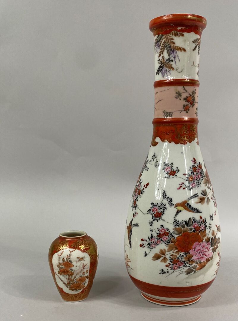 Null 日本，20世纪

古谷珐琅彩环形瓶，饰有花鸟图案

底部的标记

高：34厘米

(修复颈部、芯片)

还附有一个微型的九谷瓷器花瓶

高：9厘米