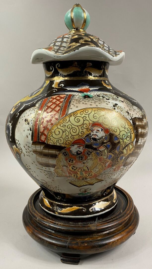 Null 日本

萨摩风格的重要釉面陶瓷花瓶

木质底座

高度：44厘米