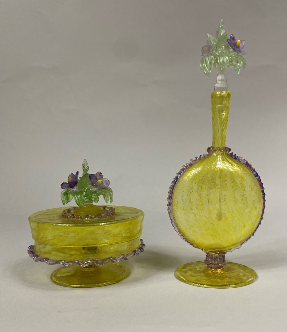 Null 穆拉诺玻璃瓶和腮红壶，瓶塞上有花纹装饰

高：21厘米和11厘米