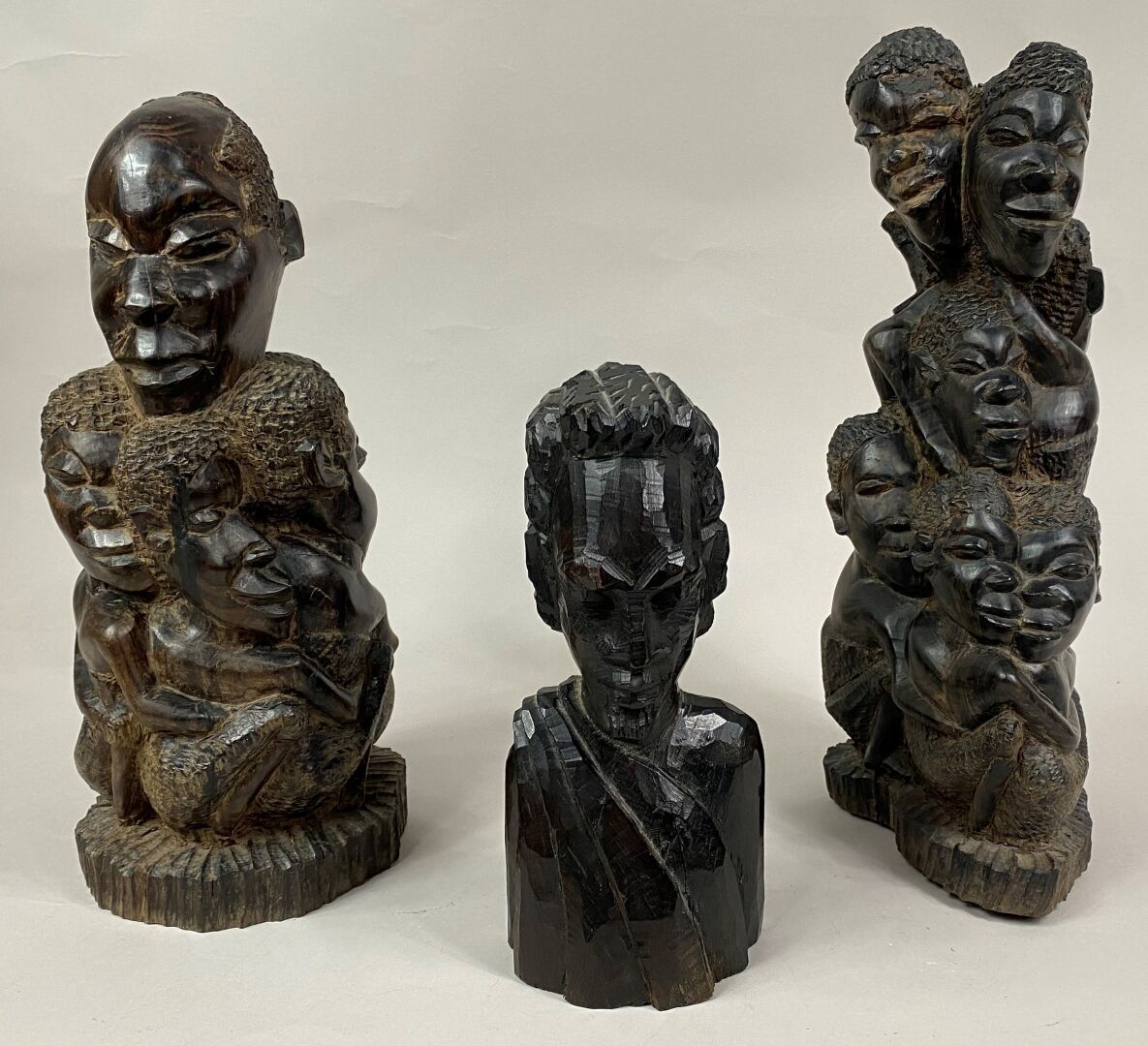 Null AFRICA

Conjunto de dos estatuas de madera tallada con figuras entrelazadas&hellip;